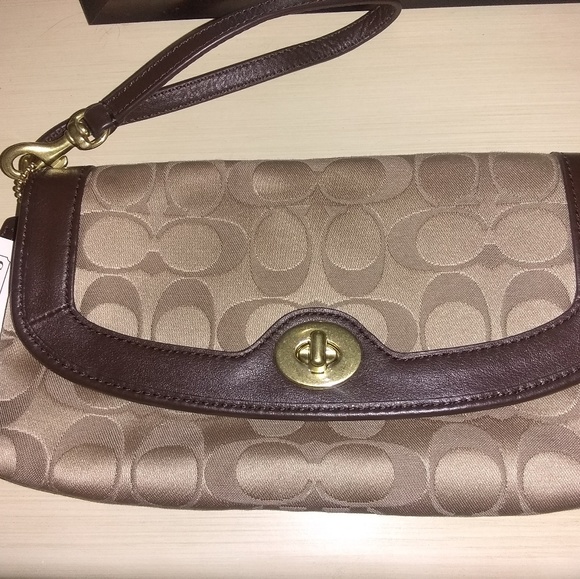 Coach Handbags - 🔥 sale 🔥Nwt.. Coach large wristlet
